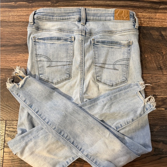 Light wash American Eagle Jeans - Picture 4 of 9
